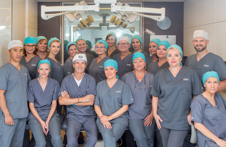 Die ausgezeichneten Ärzte von Moser Medical posieren gemeinsam für ein Gruppenfoto