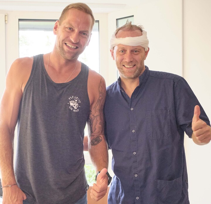 Stefan Koubek und Alexander Horst posieren gemeinsam für ein Foto bei Moser Medical