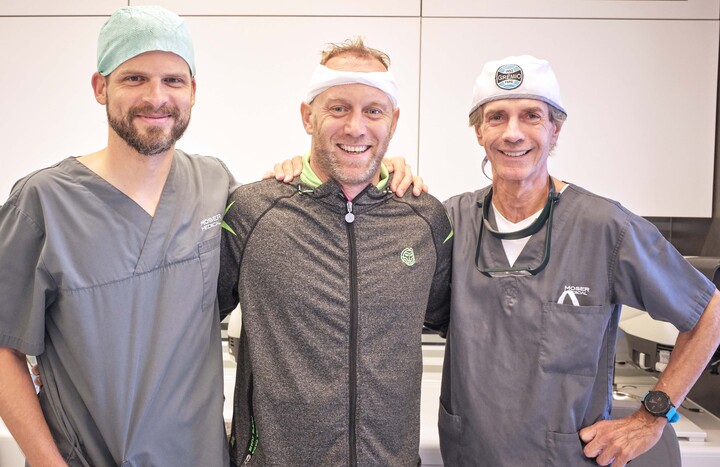 Stefan Koubek und seine behandelnden Ärzte posieren vor seiner Haartransplantation bei Moser Medical gemeinsam für ein Foto