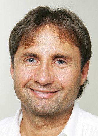 Ungarischer Patient Josef Hess präsentiert das Ergebnis seiner Haartransplantation bei Moser Medical