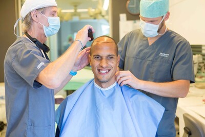 Mann wird von den Moser Medical Spezialisten auf die Haartransplantation vorbereitet