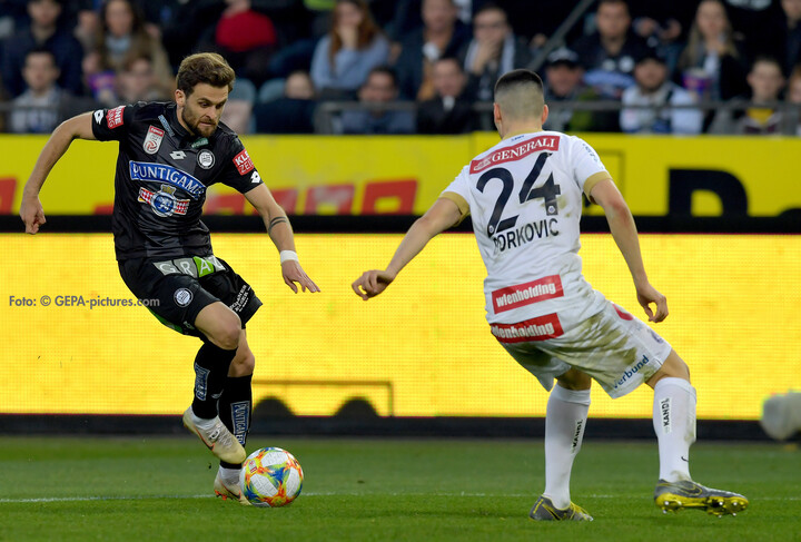 Philipp Huspek beim Dribbeln während eines Fußball-Matches